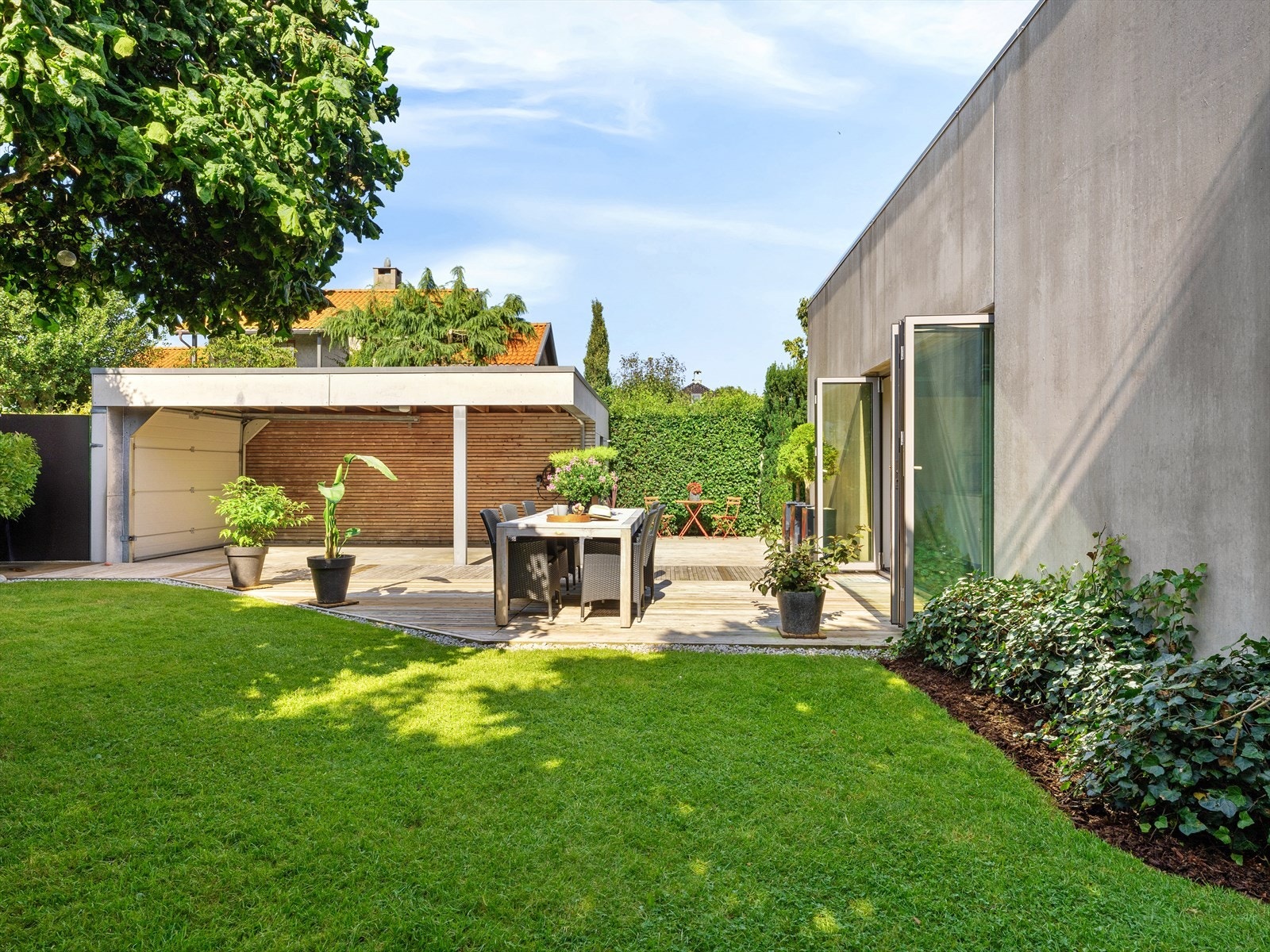 I denne hagen smiler du. En klisje: men trivselen er til å ta og føle på. Galleribilde