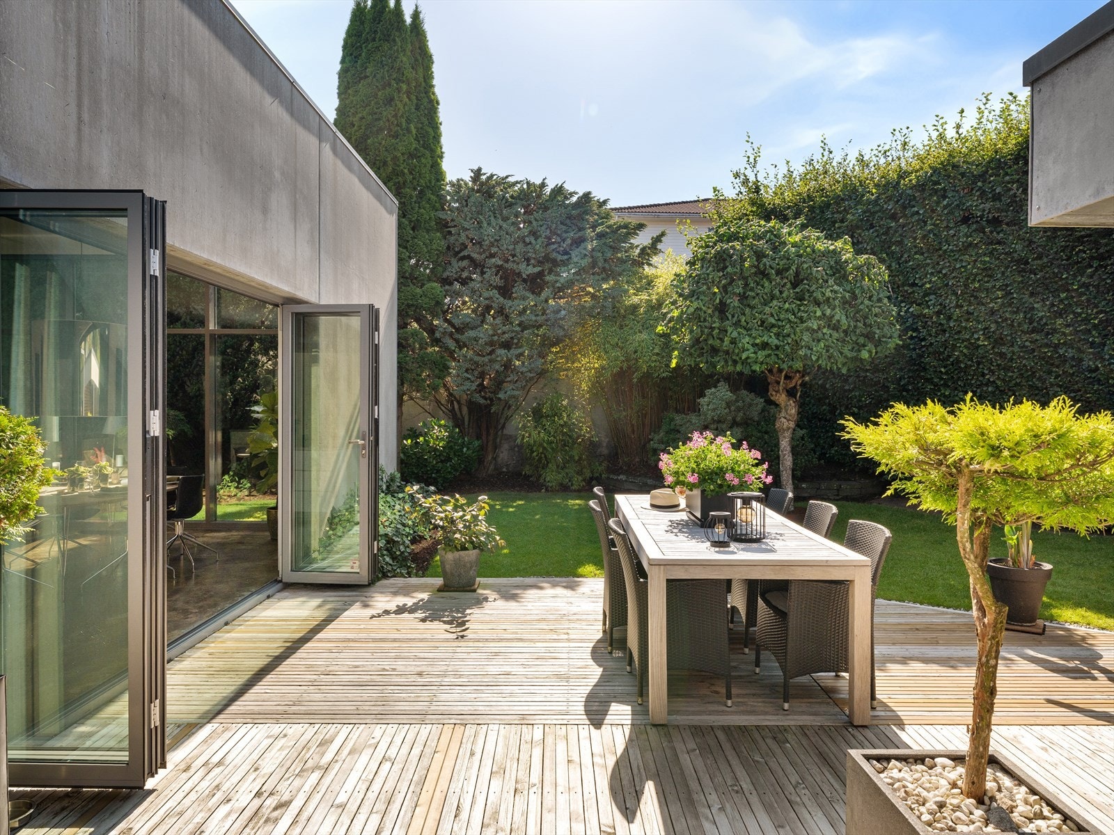Langs huset har du en solrik og lun hage med flere soner og platåer, fullstendig skjermet for innsyn. Romslig terrasse gir deg anledning for både spisebord, solstoler og lounge. Galleribilde