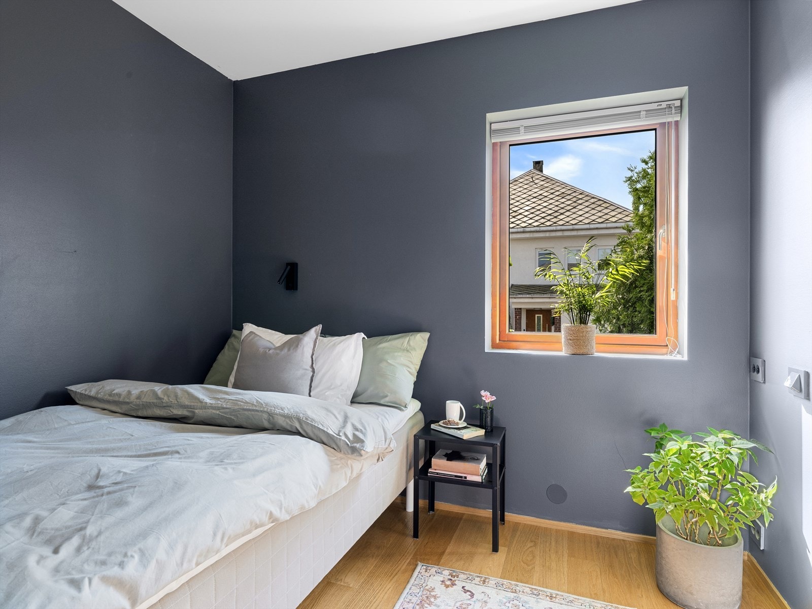 1 av 4 soverom med plass til mer enn bare seng. Opplegg for kontorpult/gaming. Galleribilde