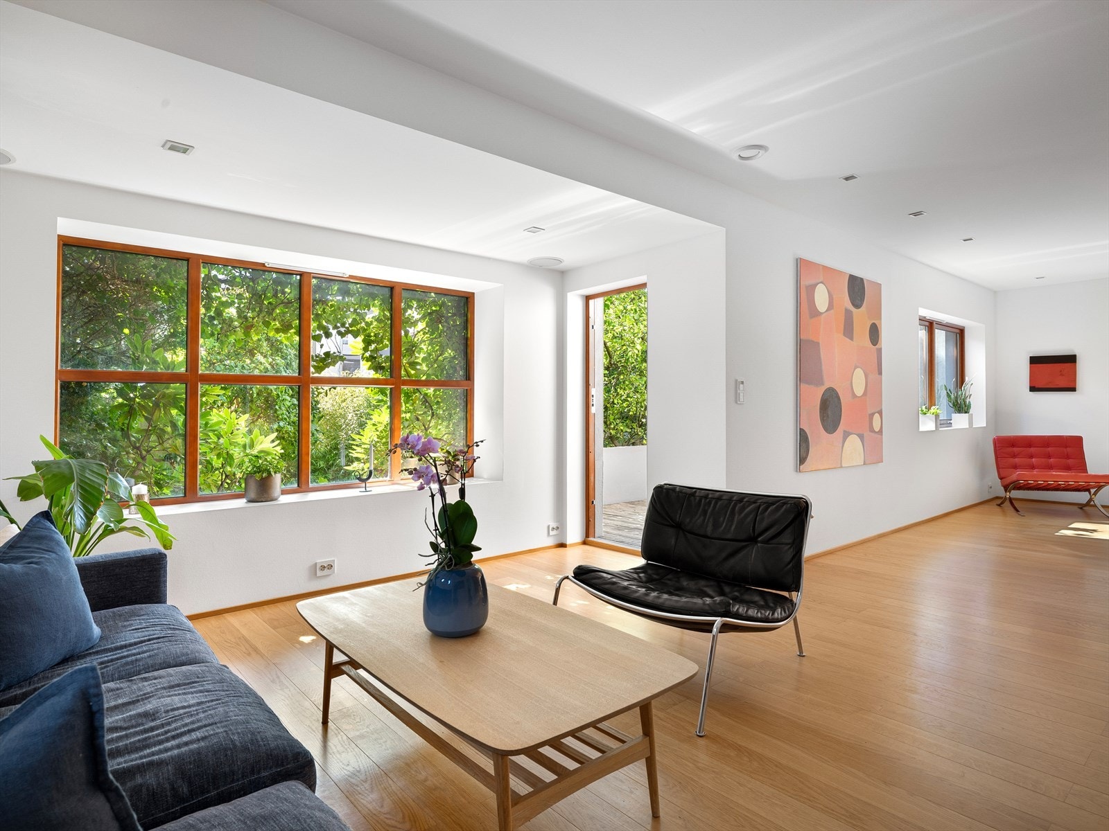 Rask tilgang til bakterrassen og hagen videre. En av flere stuer. De store vinduene i kombinasjon med små, lar det naturlige lyset sette preg. Galleribilde