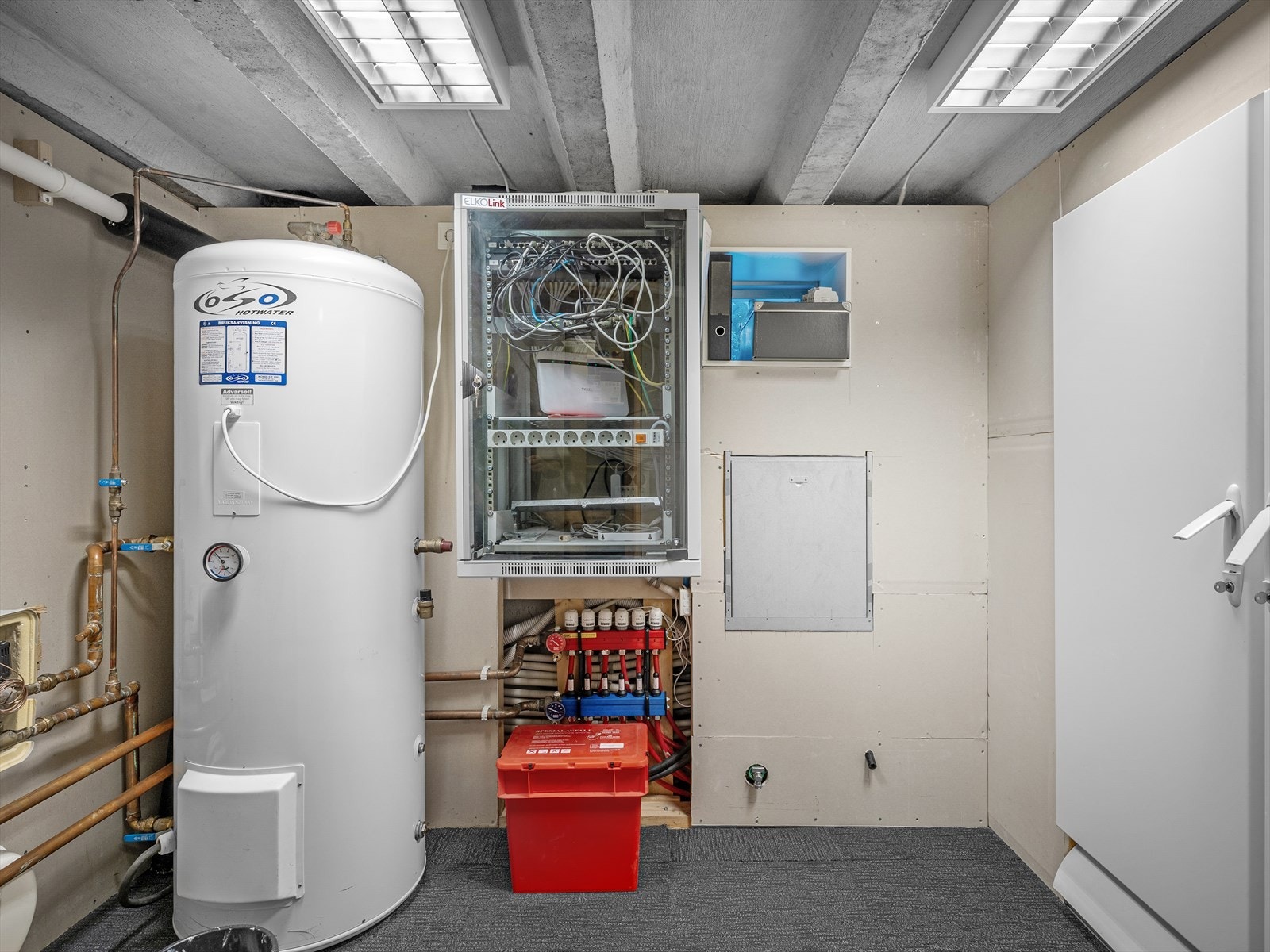Tekisk rom for den vannbårne varmen, samt et sikring/dataskap for den viderekomne. Galleribilde