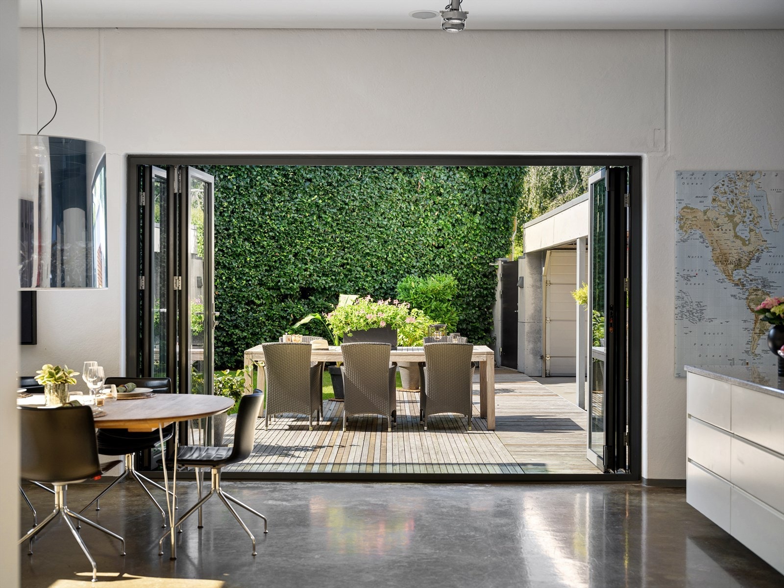 I dette hjemmet er hagen og de grønne lungene essensen i atmosfæren. Nettopp derfor er det foldedører som lar deg bruke terrasse og hage som et ekstra rom i huset. Galleribilde