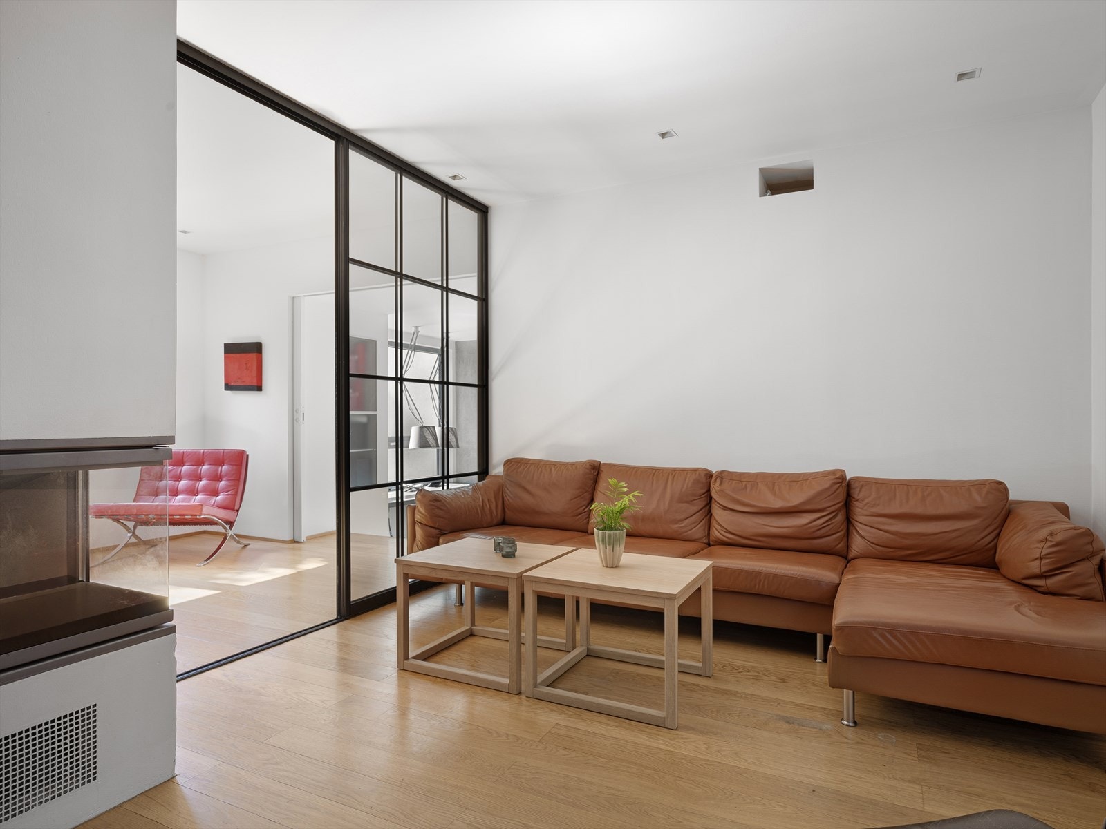 En intim og herlig tv/peisestue med smart hylleløsning. Rikelig med naturlig lys, og fint bortgjemt tv-krok. Galleribilde