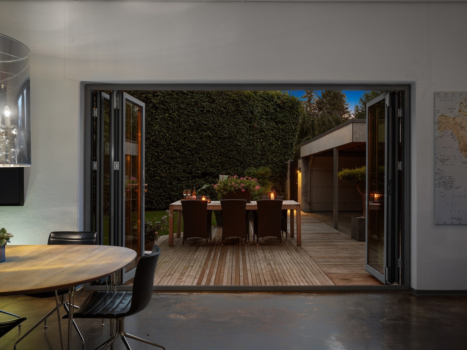 I dette hjemmet er hagen og de grønne lungene essensen i atmosfæren. Nettopp derfor er det foldedører som lar deg bruke terrasse og hage som et ekstra rom i huset. Galleribilde