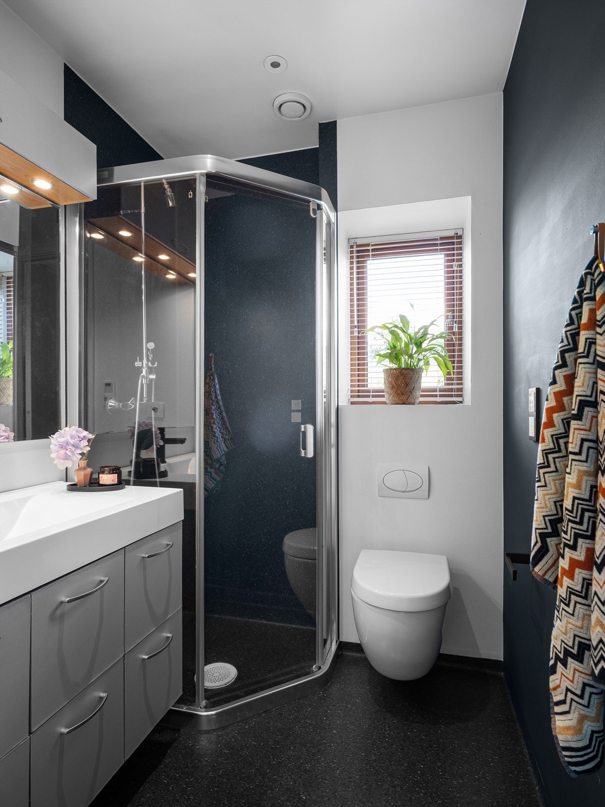 Bad nr. 2 for de tre soverommene for barna. Lite, men praktisk. Galleribilde