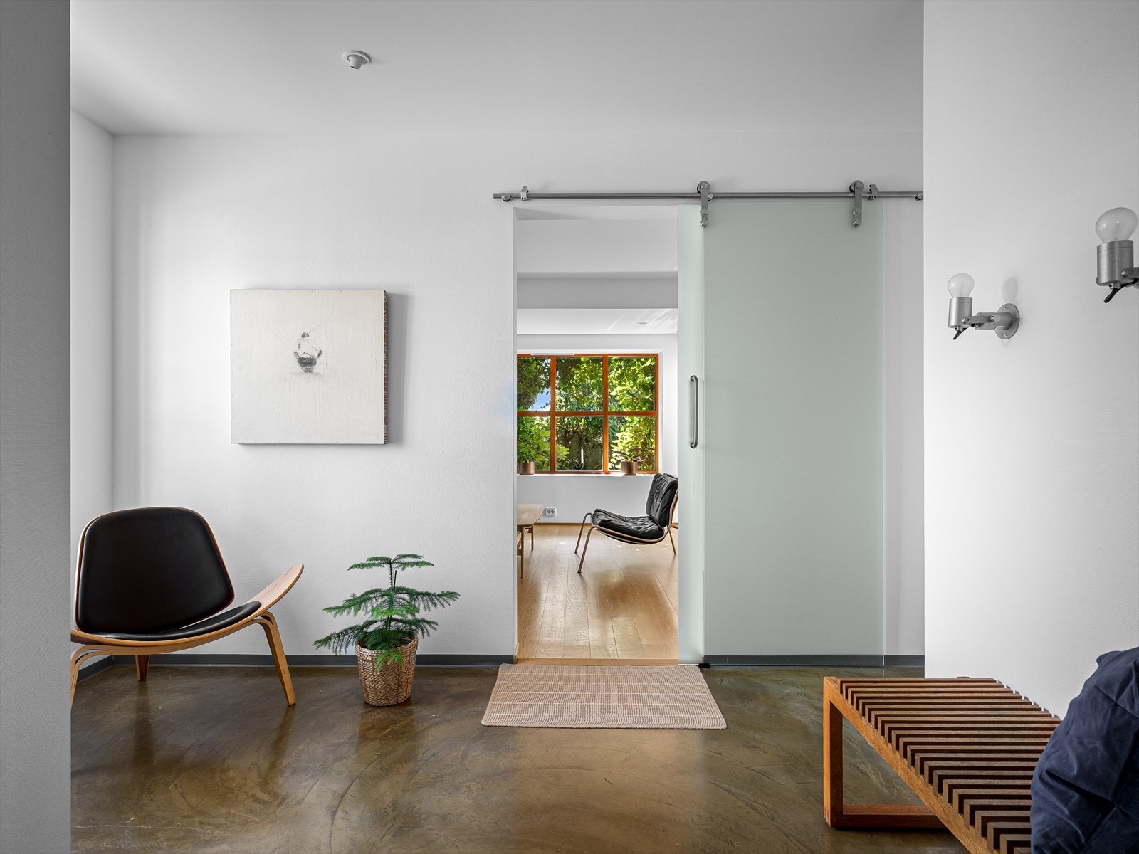 Skyvedør i frostet glass for å ivareta lyset. Det naturlige lyset er gjennomgående og bidrar sterkt til den høye bokvaliteten. Galleribilde