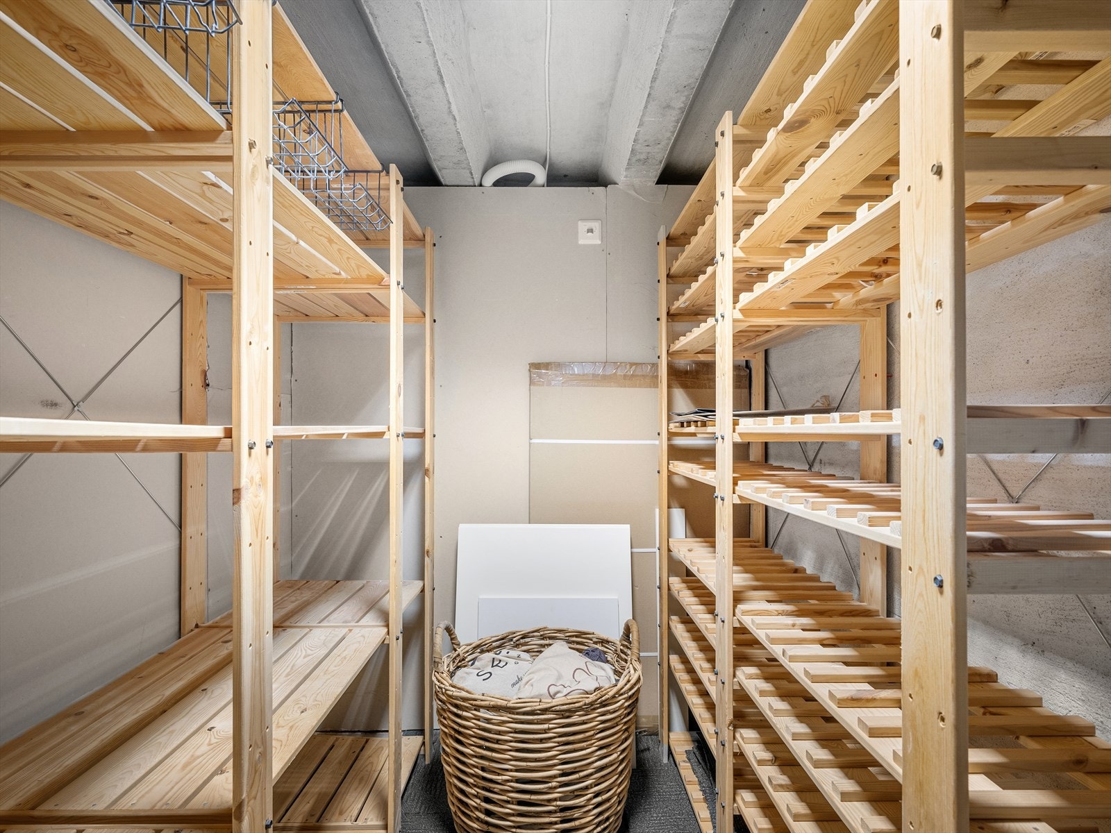 Rikelig med lagringsplass med flere boder og vinrom med jevn temperatur. Galleribilde