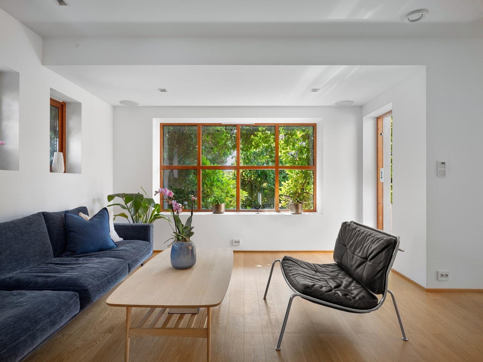 En av flere stuer. De grønne lungene i egen oase rundt huset, kommer inn og setter preg på atmosfæren. Galleribilde