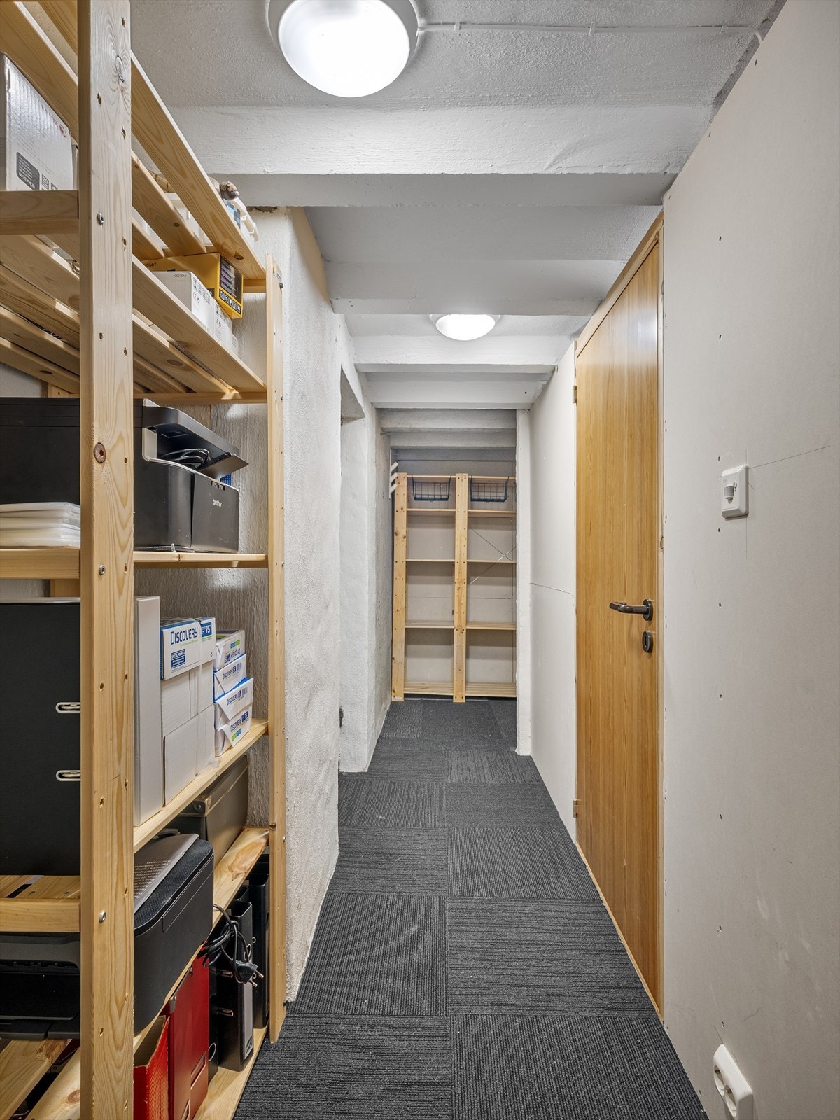 Rikelig med lagringsplass med flere boder og vinrom med jevn temperatur. Galleribilde