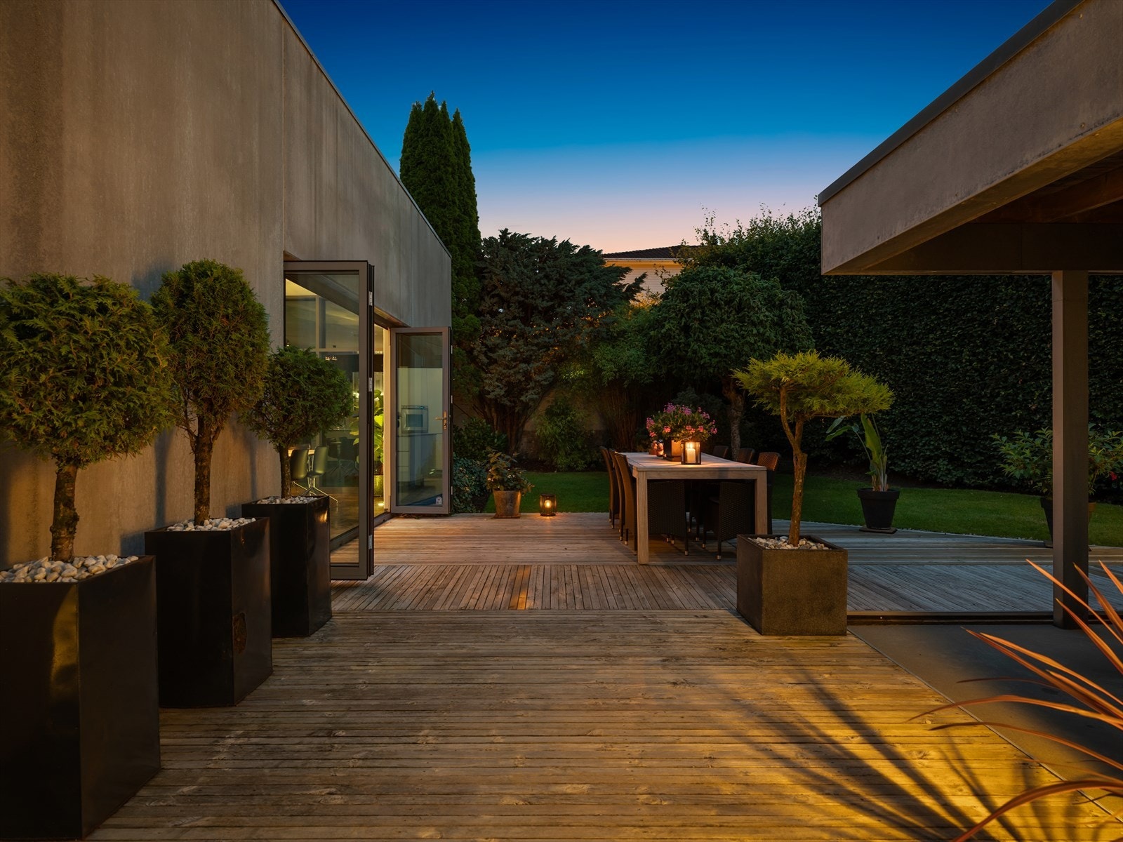 Rikelig med plass til å samle familie og venner for mat ute. Her kan du møblere med lounge og solstoler også. Langs huset har du en solrik og lun hage med flere soner og platåer, fullstendig skjermet for innsyn. Galleribilde