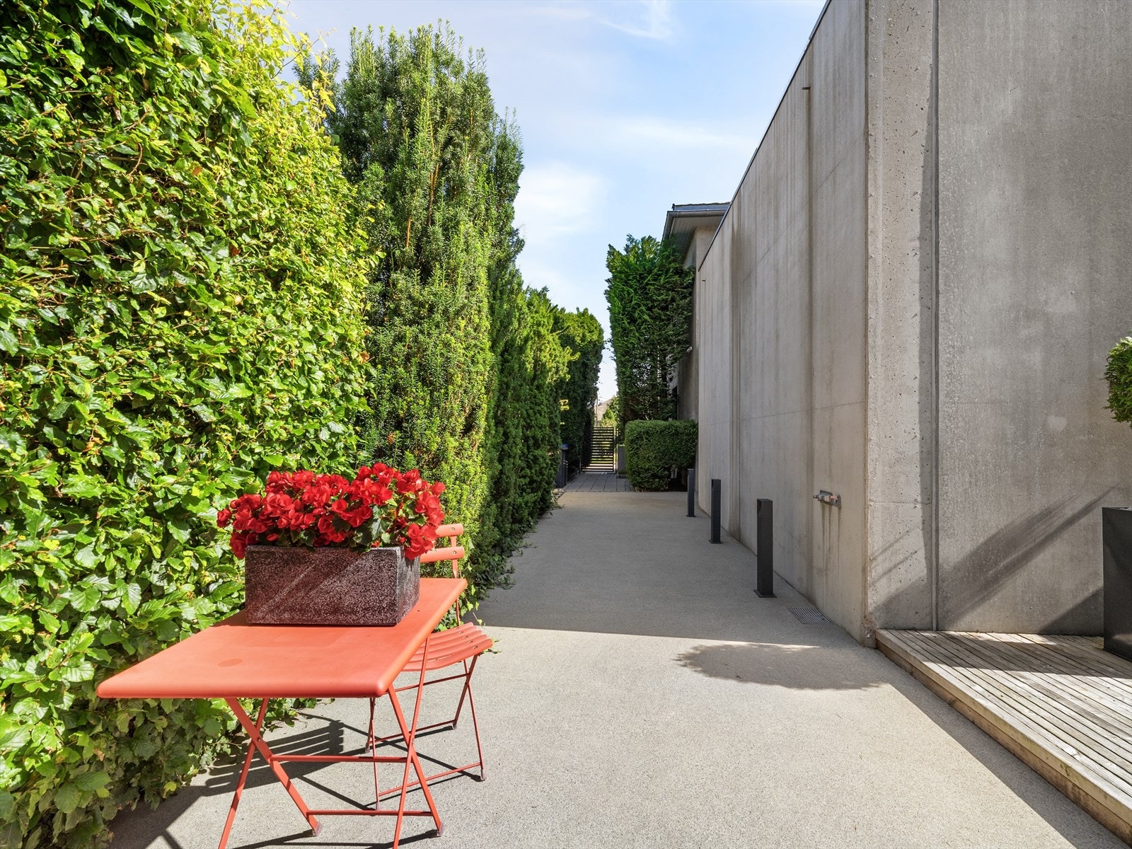 En fin flyt i uterom mellom ulike soner og her med bi-inngang vaskerom. Enkelt om du kommer hjem med bil eller gående via porten. Galleribilde