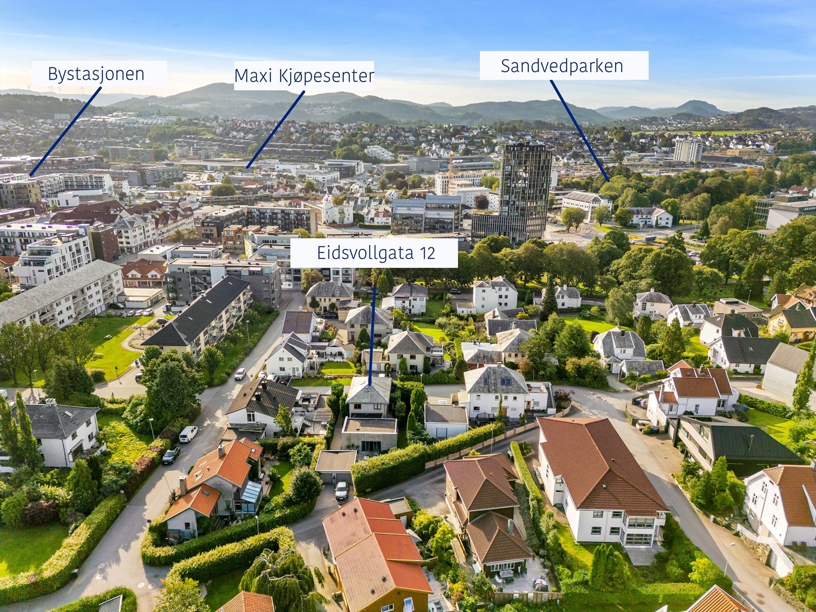 En beliggenhet perfekt for deg som vil bo i et rolig nabolag, og likevel ha "alt" i umiddelbar nærhet. Gå i to min, og du står midt i Langgata - hovedhandlegata i Sandnes. Toget, bussen og butikker og kulturtilbud i sentrum ligger fem min unna. Galleribilde