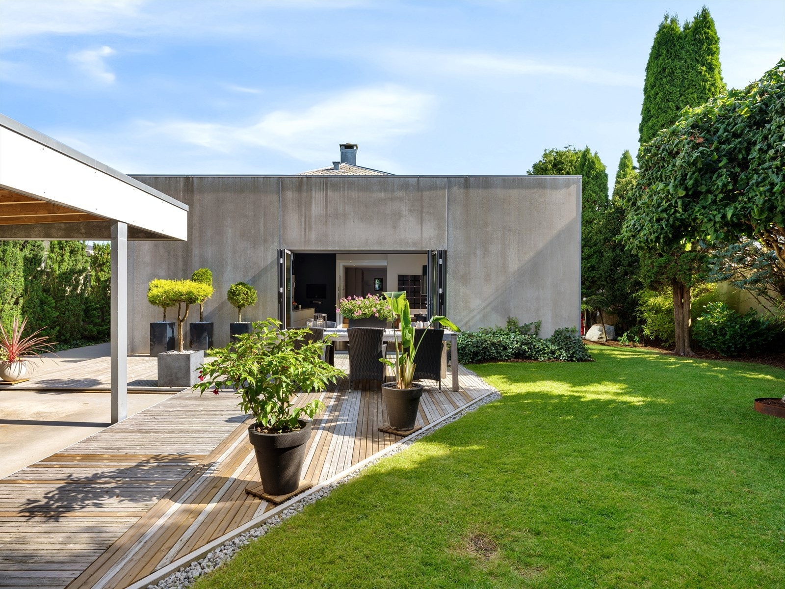 Langs huset har du en solrik og lun hage med flere soner og platåer, fullstendig skjermet for innsyn. Romslig terrasse gir deg anledning for både spisebord, solstoler og lounge. Galleribilde