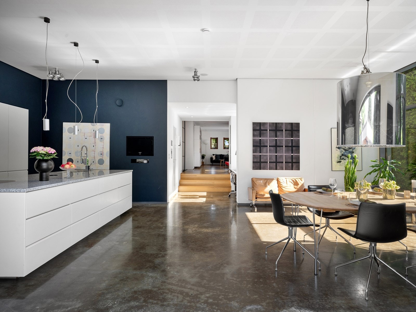 Fra stuene med 1-stavs parkett åpenbarer kjøkken/allrom seg med sømløse overganger til egenhage. Et rom du aldri vil forlate. Hjertet i huset er perfekt samlingspunkt. Epoxy gulv oppå slipt betong. Galleribilde