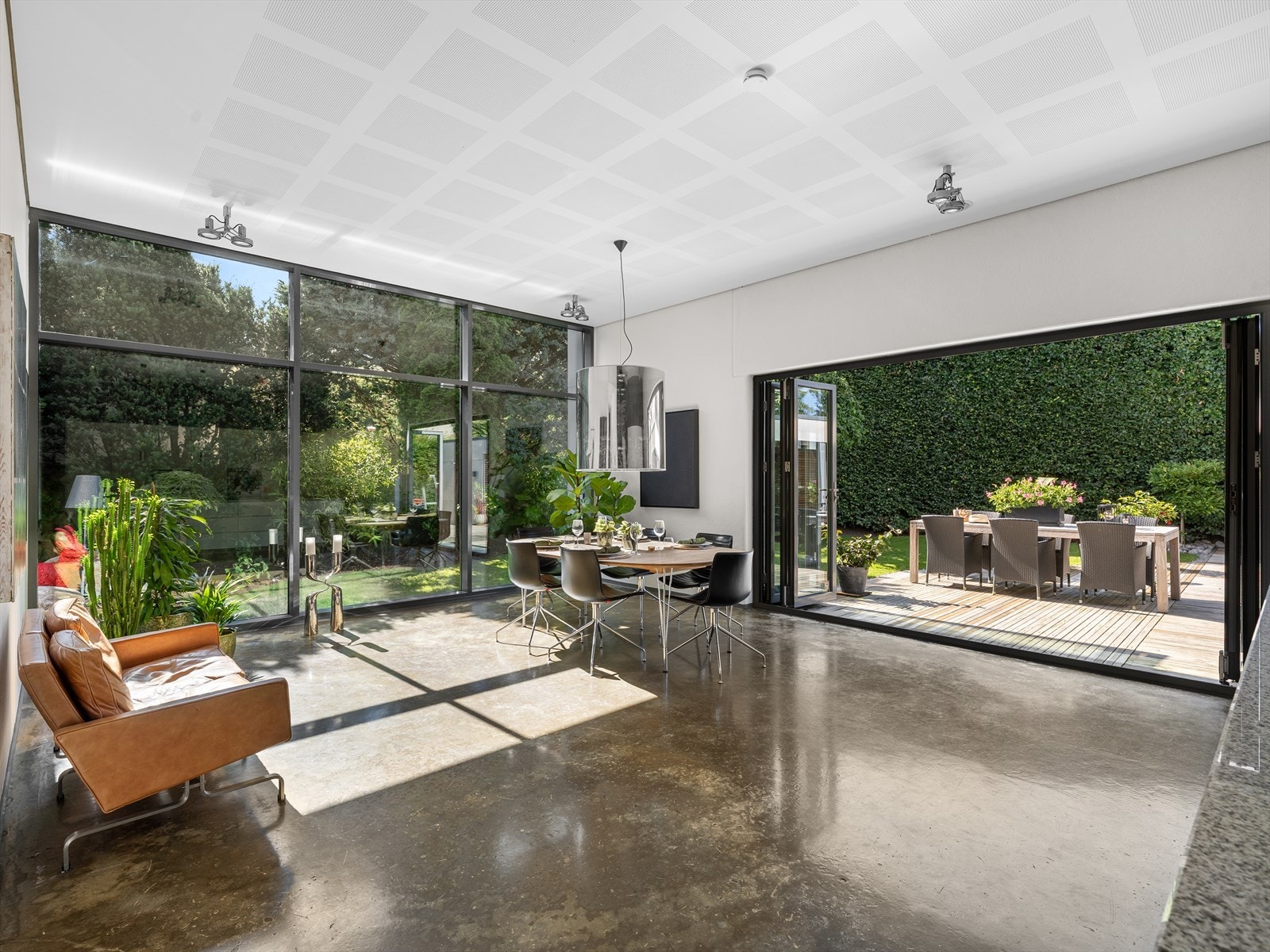 Selve hjertet i huset: Et stort åpent kjøkken og allrom, med god plass til både middag, lekselesing, sommerfest og seriøs kokkelering. Store foldedører langs endeveggen åpner opp hele rommet og gjør at du glir sømløst mellom inne og ute. Galleribilde