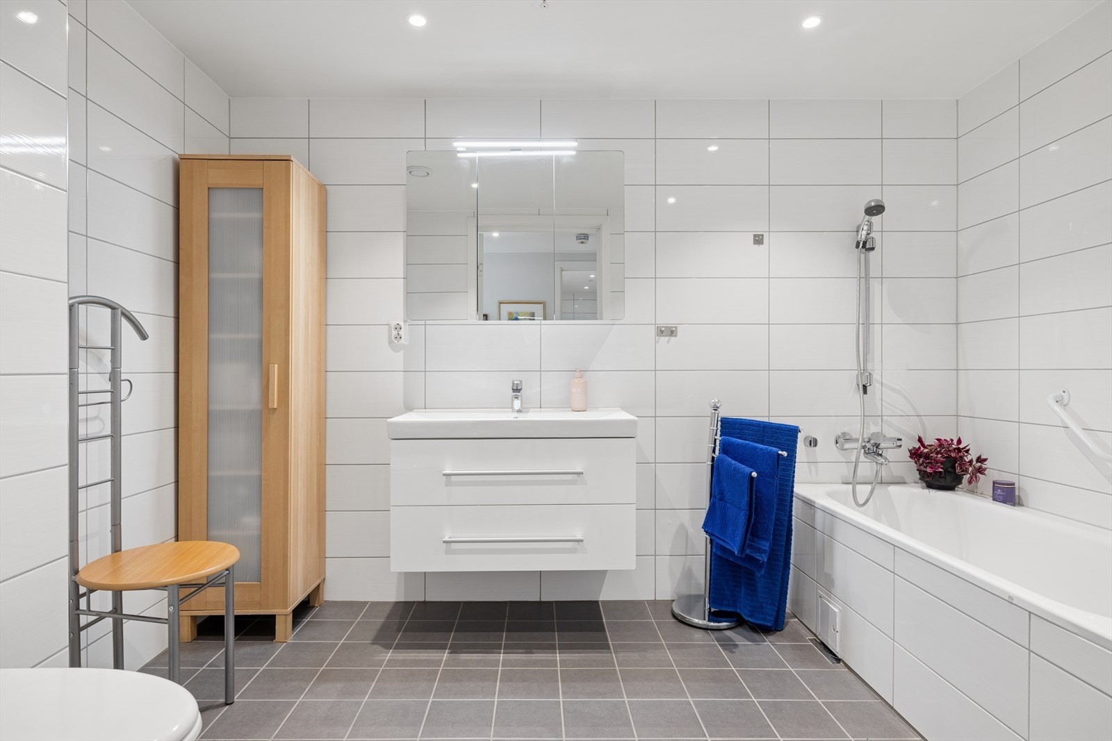 Lekkert helfliset stort bad. Rommet er innredet med servantskap, wc og badekar. Mekanisk ventilert. Galleribilde