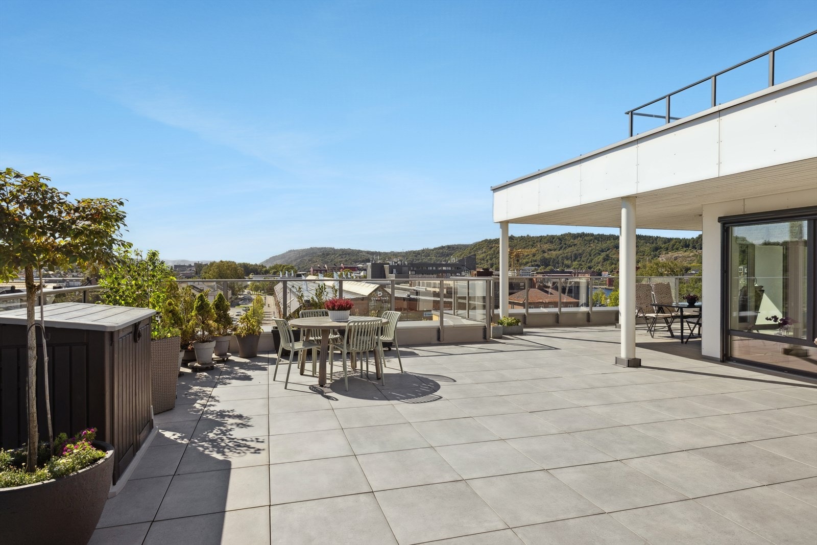 Leiligheten har utgang til den store terrassen både fra stue, kjøkken og soverom. Galleribilde