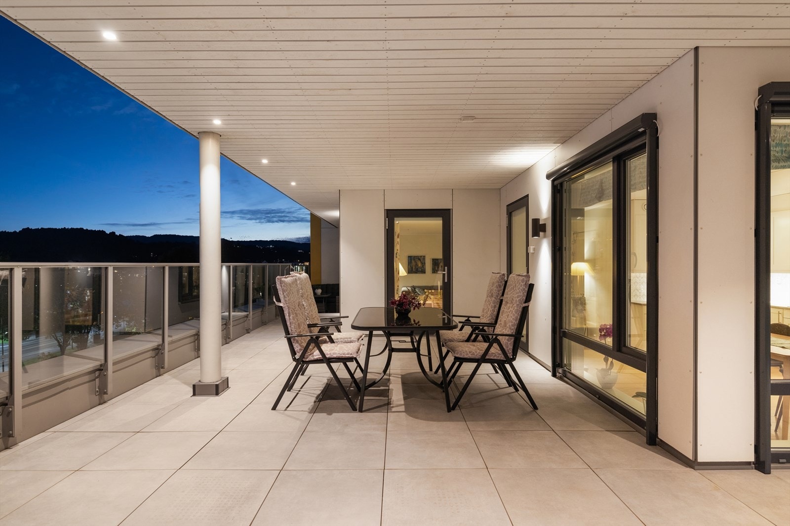 Kveldsfoto. Galleribilde