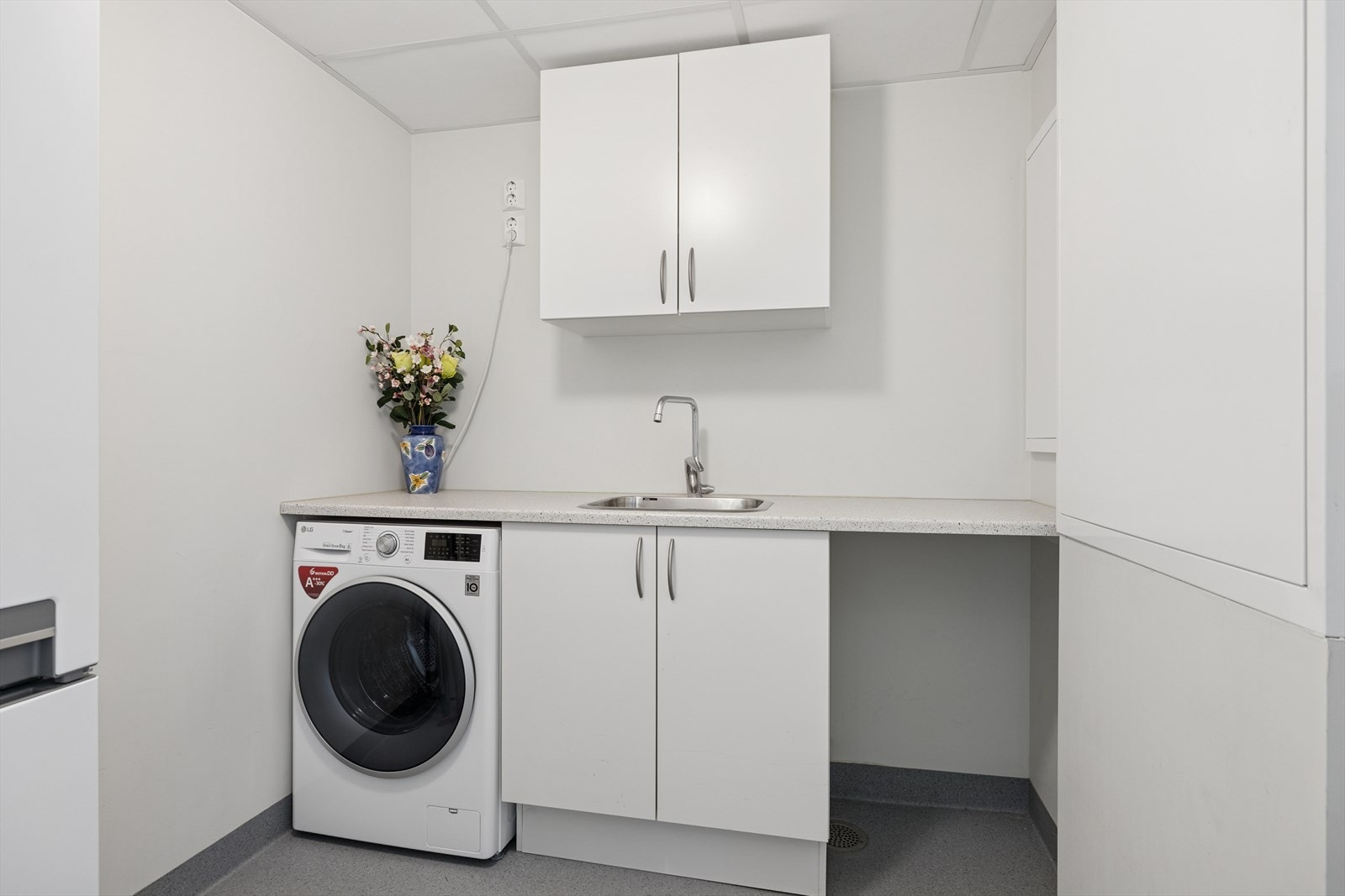 Bod/teknisk har vinylbelegg på gulv og malte plater på vegger og systemhimling i tak. Rommet er innredet med benk med skap og vask. Opplegg og plass til vaskemaskin, balansert ventilasjonsaggregat, vannskap og el-skap. Galleribilde