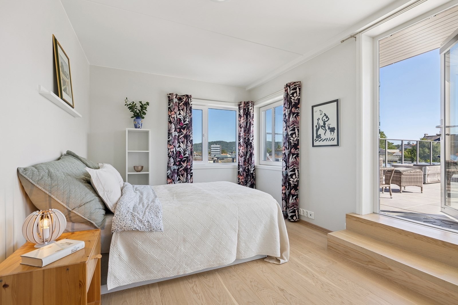 Leiligheten har 3 soverom av god størrelse. Her ser vi hovedsoverommet med plass til dobbeltseng og nattbord. Utgang til terrasse. Galleribilde