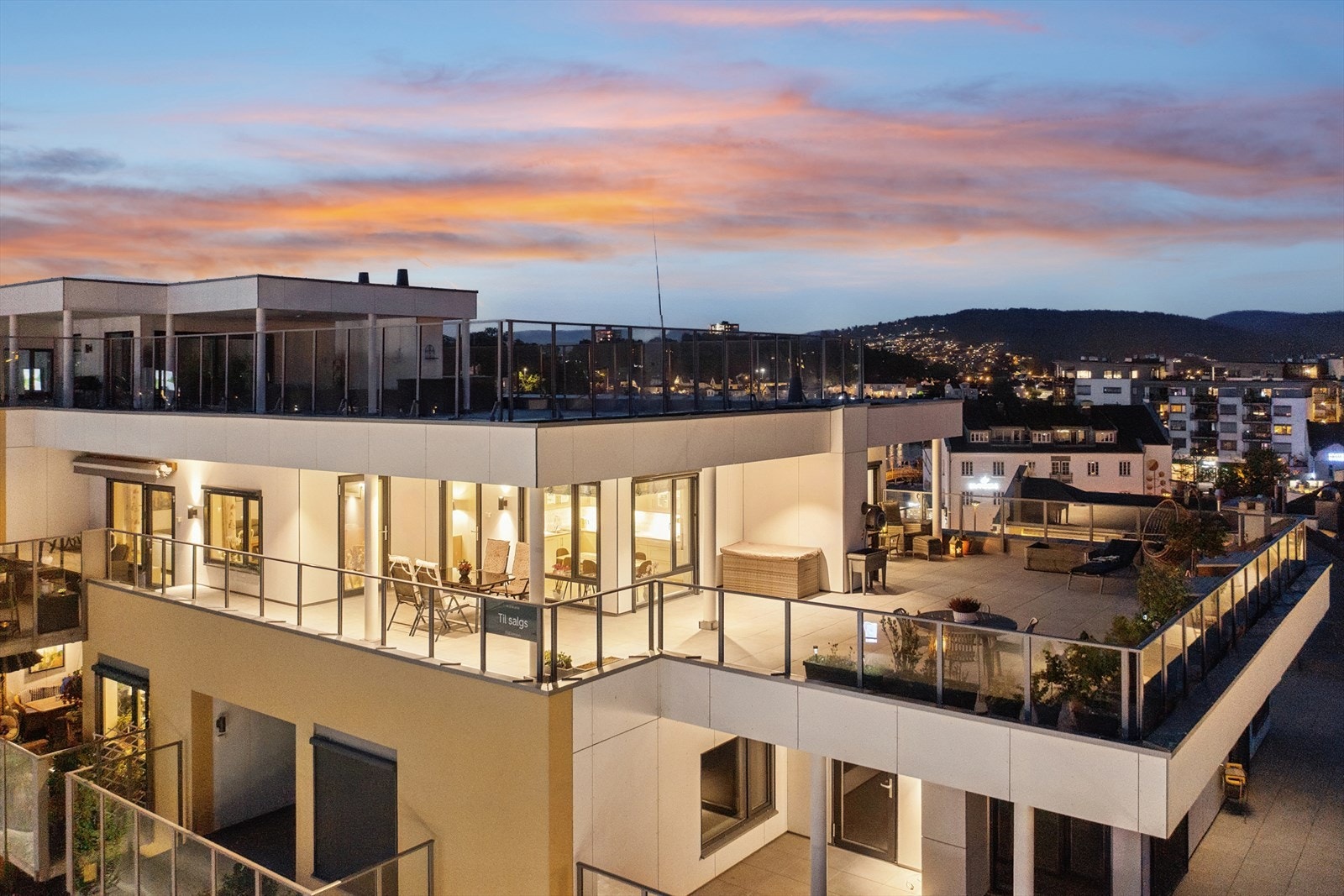 Kveldsfoto. Galleribilde