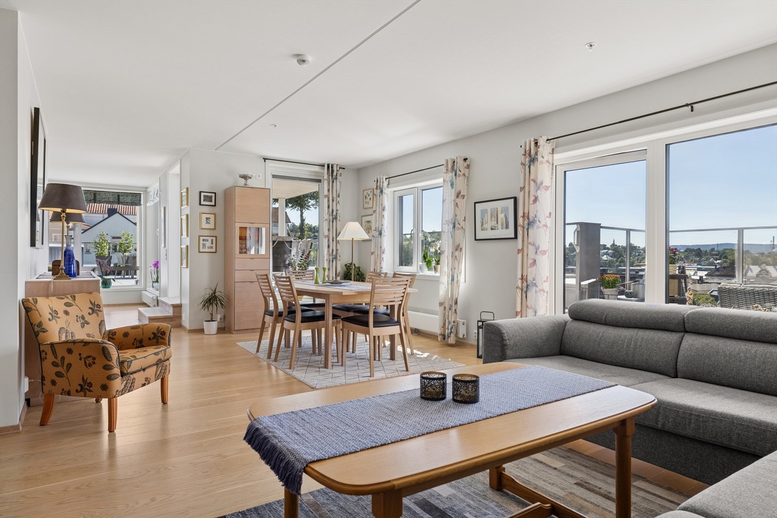 Lys og romslig stue med gjennomgående store vindusflater gir en unik utsikt på ca 270 grader mot bl.a. elven, sentrum og omkringliggende områder. Galleribilde