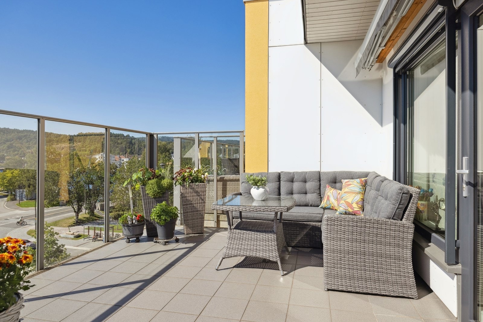 Det er enkelt å skape ulike soner for både ro og aktivitet, og med direkte adkomst fra leiligheten blir dette en naturlig forlengelse av oppholdsrommet. Galleribilde