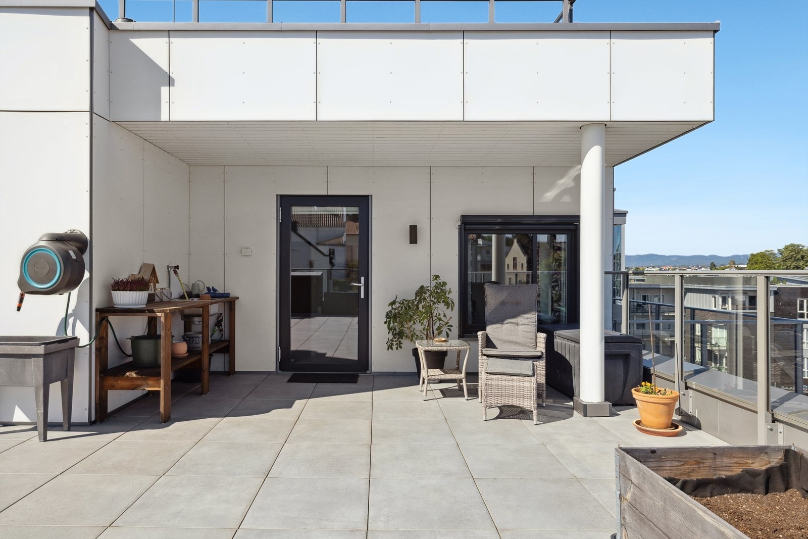 Enten du ønsker å nyte morgenkaffen i fred, invitere venner til grillkveld, eller bare trekke deg tilbake med en bok i solen - denne terrassen gir deg muligheten til å leve ute, året rundt. Galleribilde