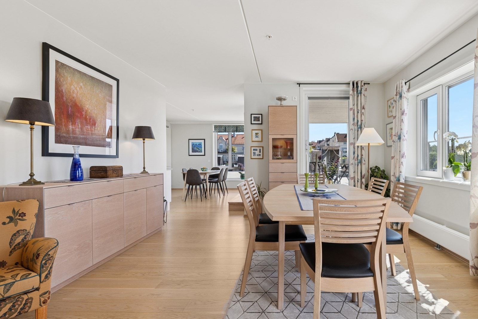 Koselig spiseplass, her inviteres det til en rolig kopp med morgenkaffe - Eller en rask matbit til folk på farten. Galleribilde