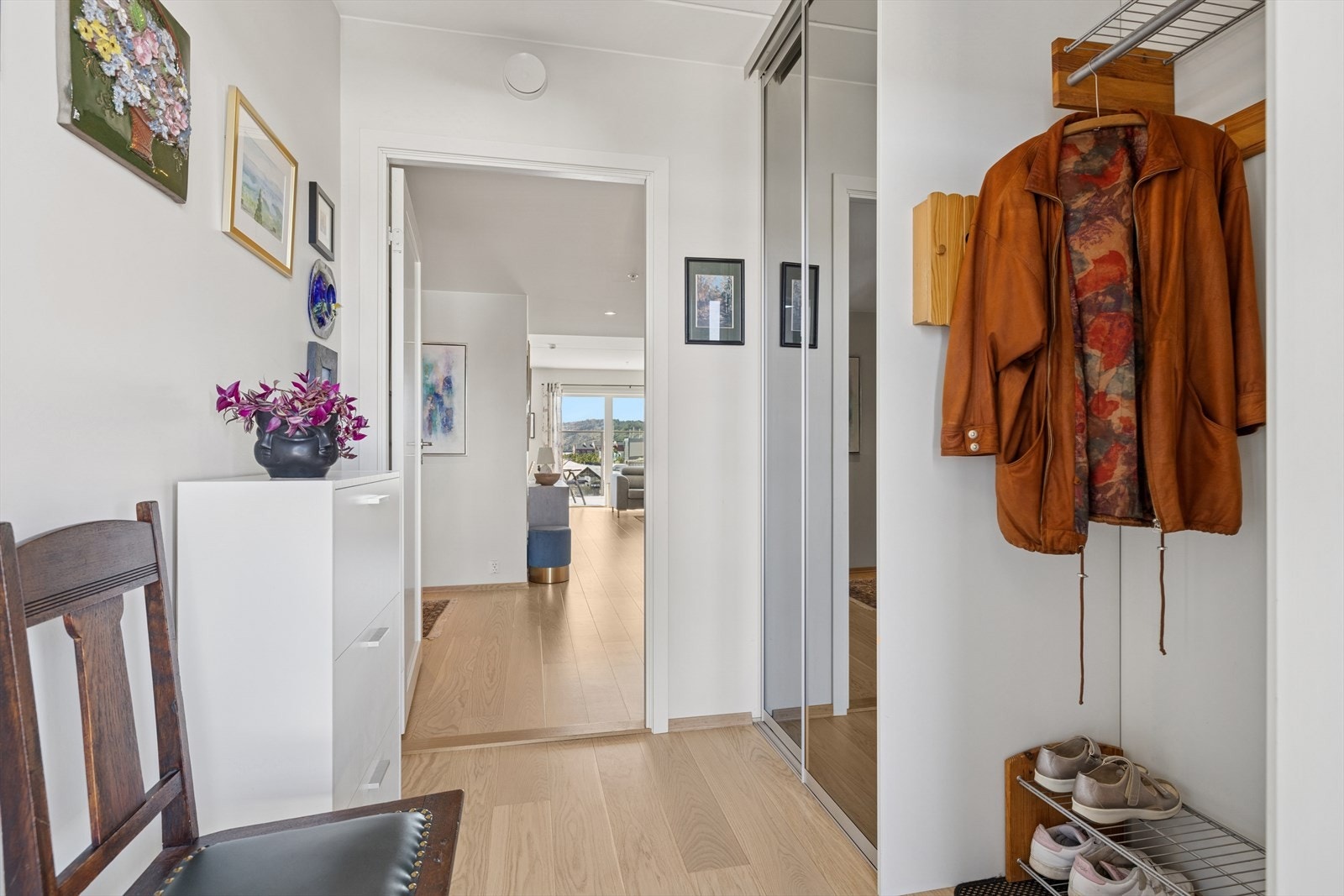 God plass til å henge fra seg ytterklær i skyvedørsgarderobe. Galleribilde