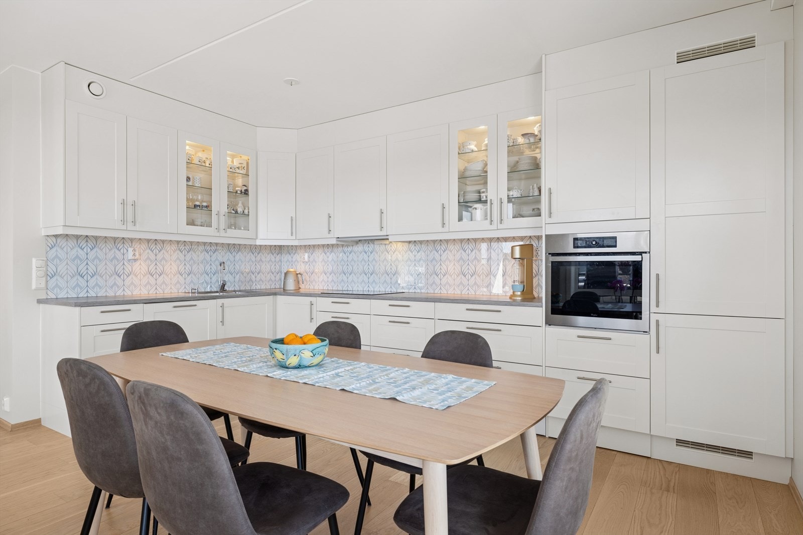 Koselig spiseplass - Kjøkkenet er innredet slik at matlagingen forenes med sosialt samvær. Galleribilde