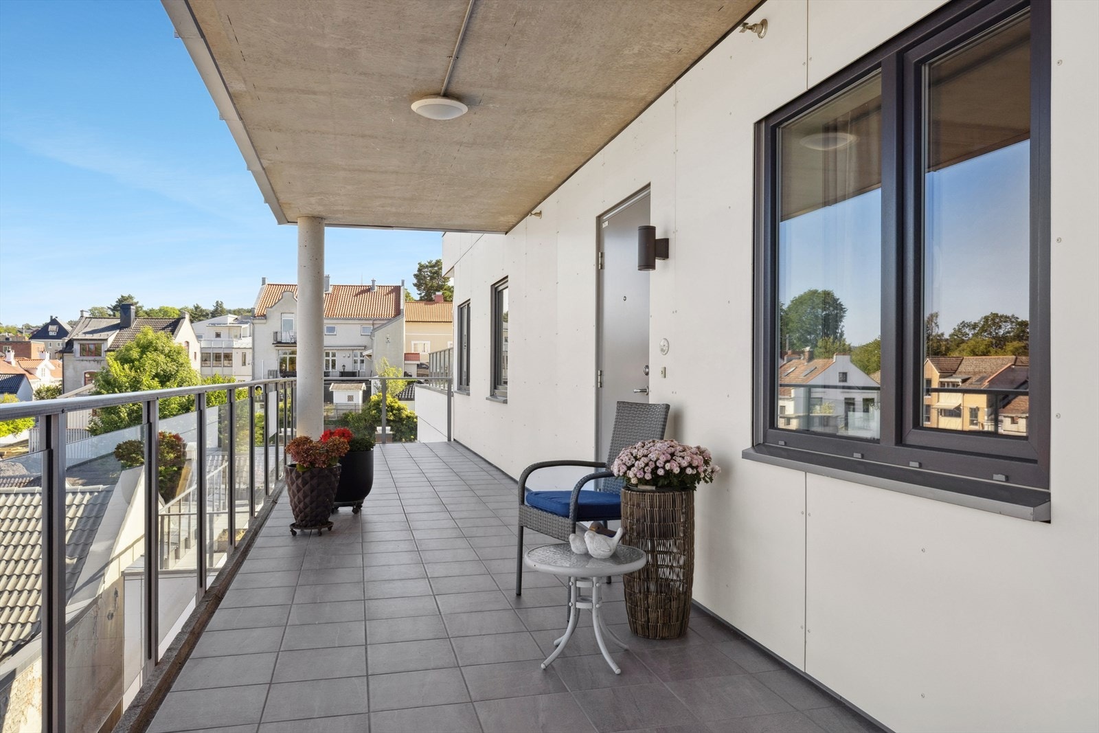 Pent og velstelt inngangsparti, herlig veranda! Galleribilde