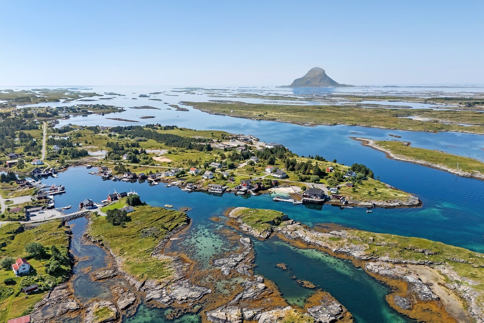 Velkommen til Sleneset - ei trivelig øy på Helgelandskysten med vel 300 innbyggere. Sleneset er et populært feriested med sin idylliske
beliggenhet på Helgelandskysten, omgitt av hav, øyer, holmer og skjær på alle kanter. Galleribilde