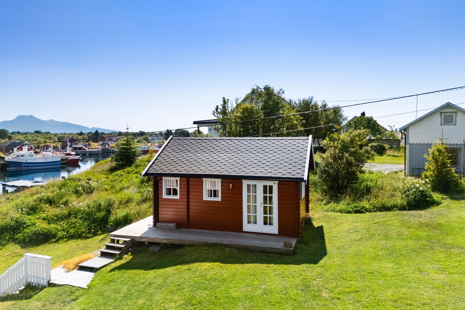 I tillegg er det oppført et romslig frittliggende uthus med redskapsbod. Galleribilde