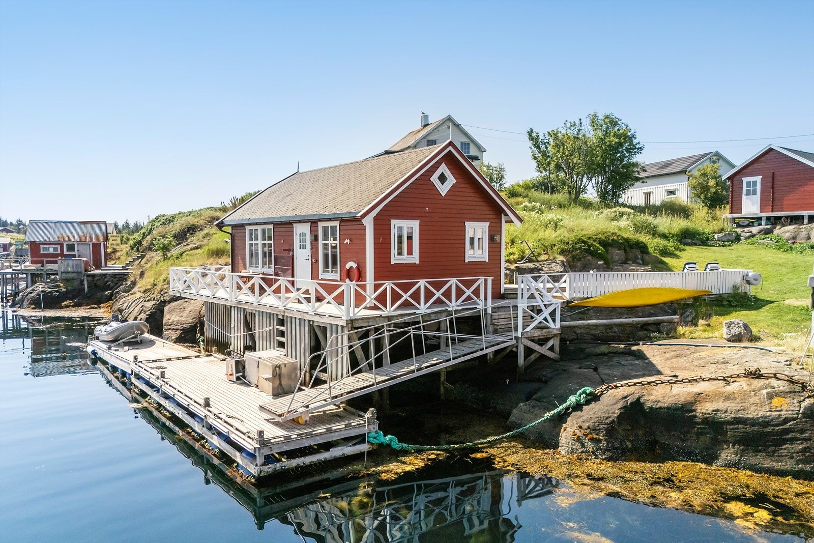 Fritidsboligen ble oppført på eksisterende kaianlegg i 2005 og er et supert krypinn for den som elsker kyst-og båtlivet. Flytebrygger fra ca 2008. Galleribilde