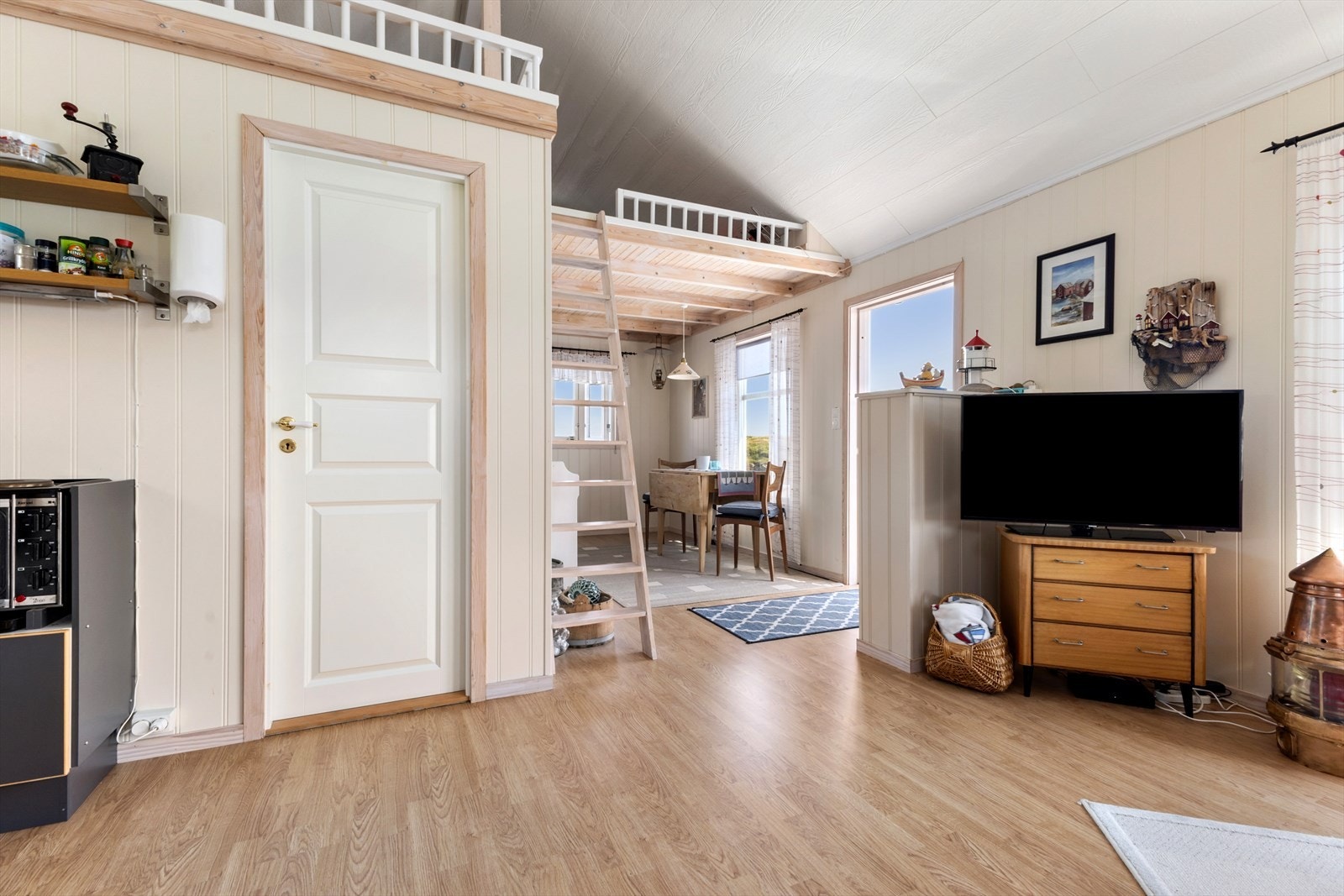 Takhøy stue med hems. Galleribilde