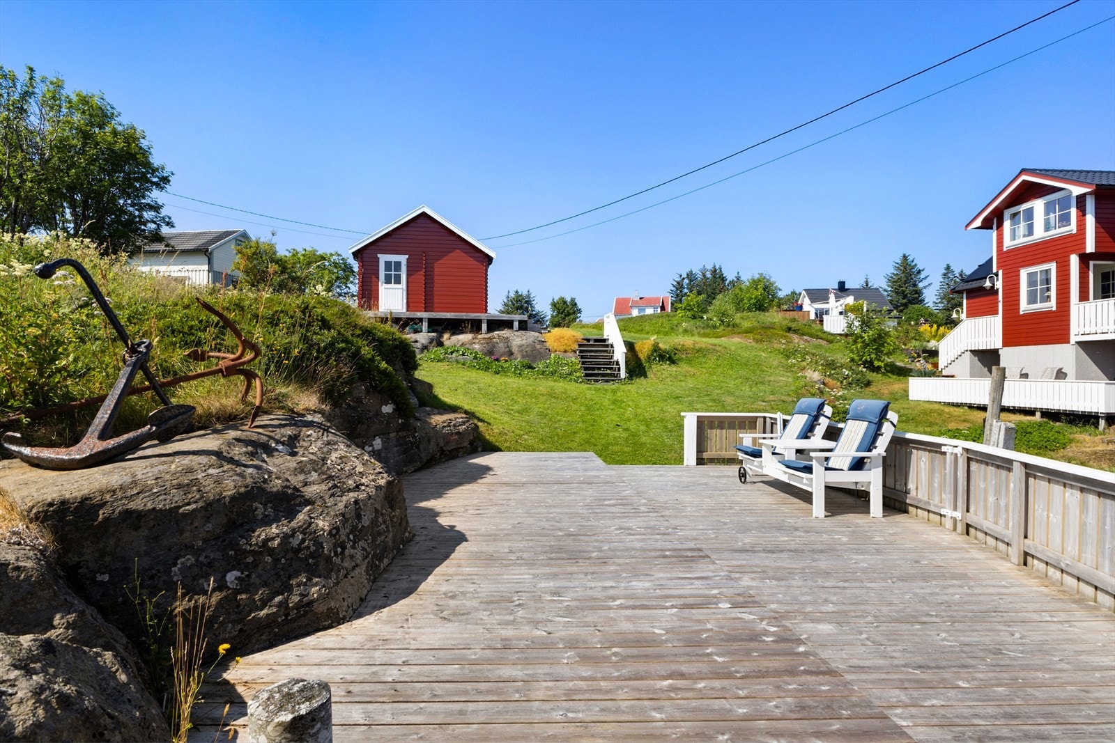 Godt med terrasse/ kaiarealer som benyttes flittig i finværsdagene. Galleribilde