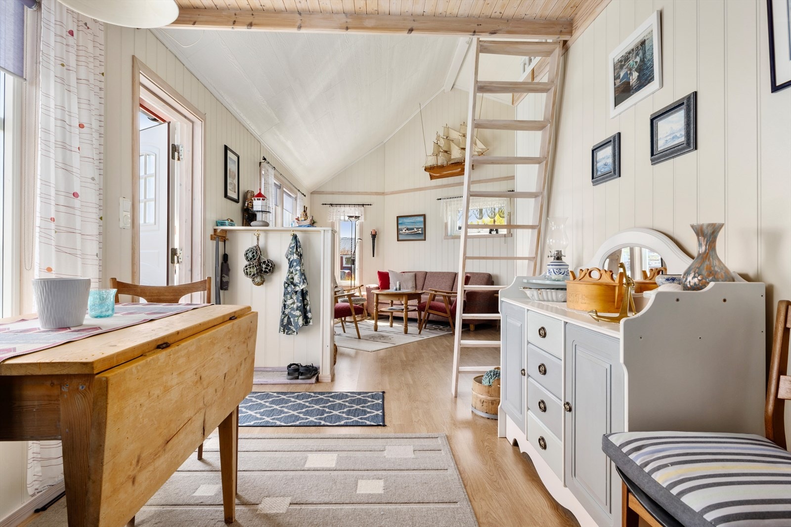 Entré/ stue/ kjøkken er i ett. Galleribilde