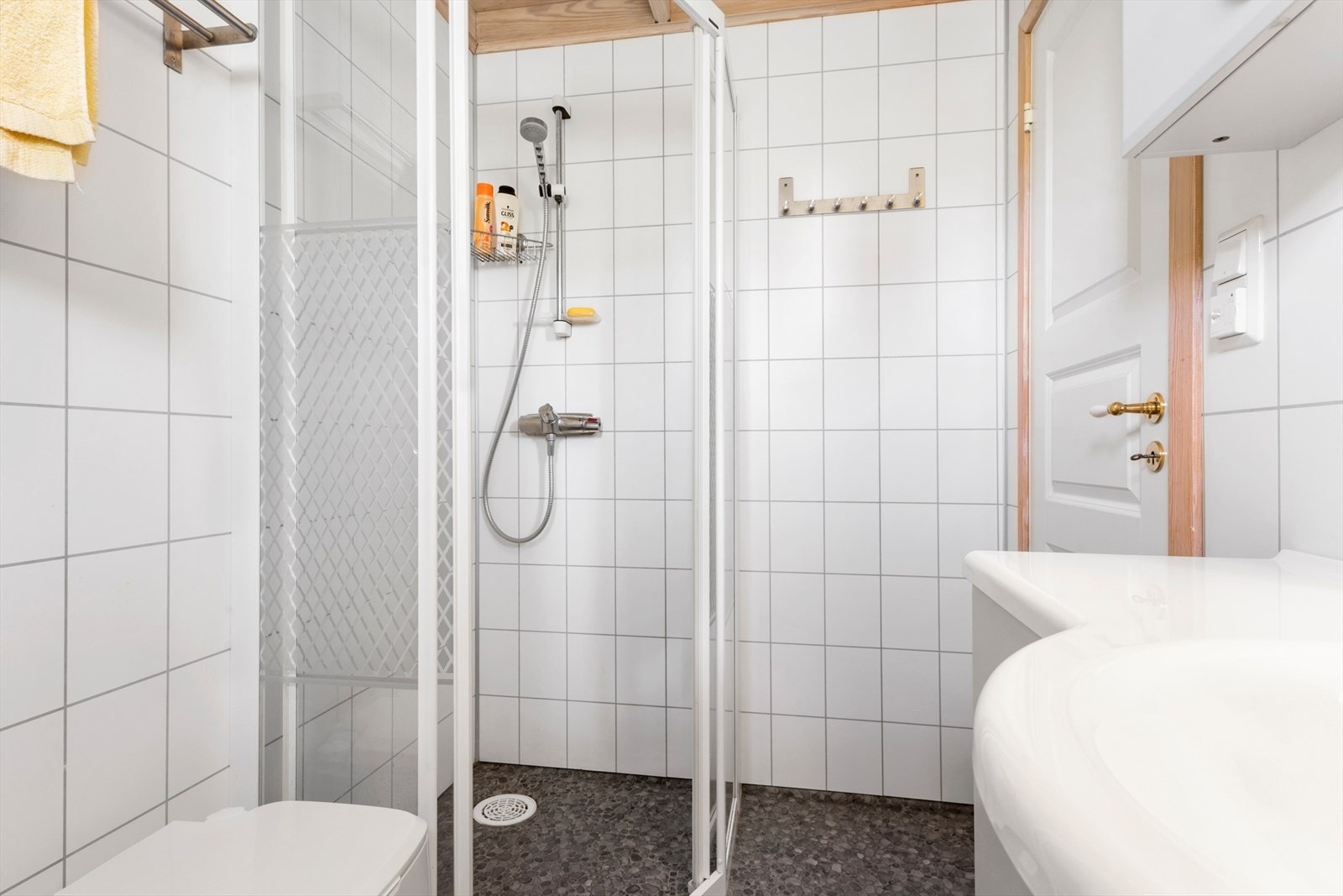 Baderommet er fra byggeår. Arbeidene ble utført av eierne. Vegger er tekket med våtromsplater. Himling er tekket med beiset panel. Gulvet er tekket med belegg. Galleribilde