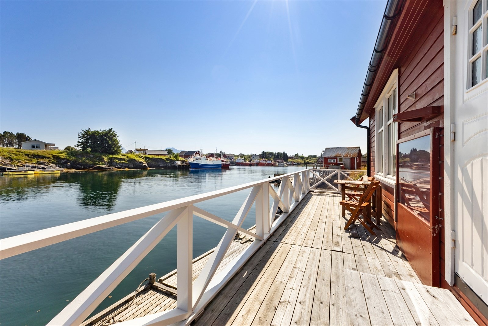 Om du kommer hit via det gode ferge -eller hurtigbåttilbudet eller via egen båt og fortøyer på de 2 flytebryggene som er montert, er det bare å nyte livet langs "verdens fineste kyst". Galleribilde