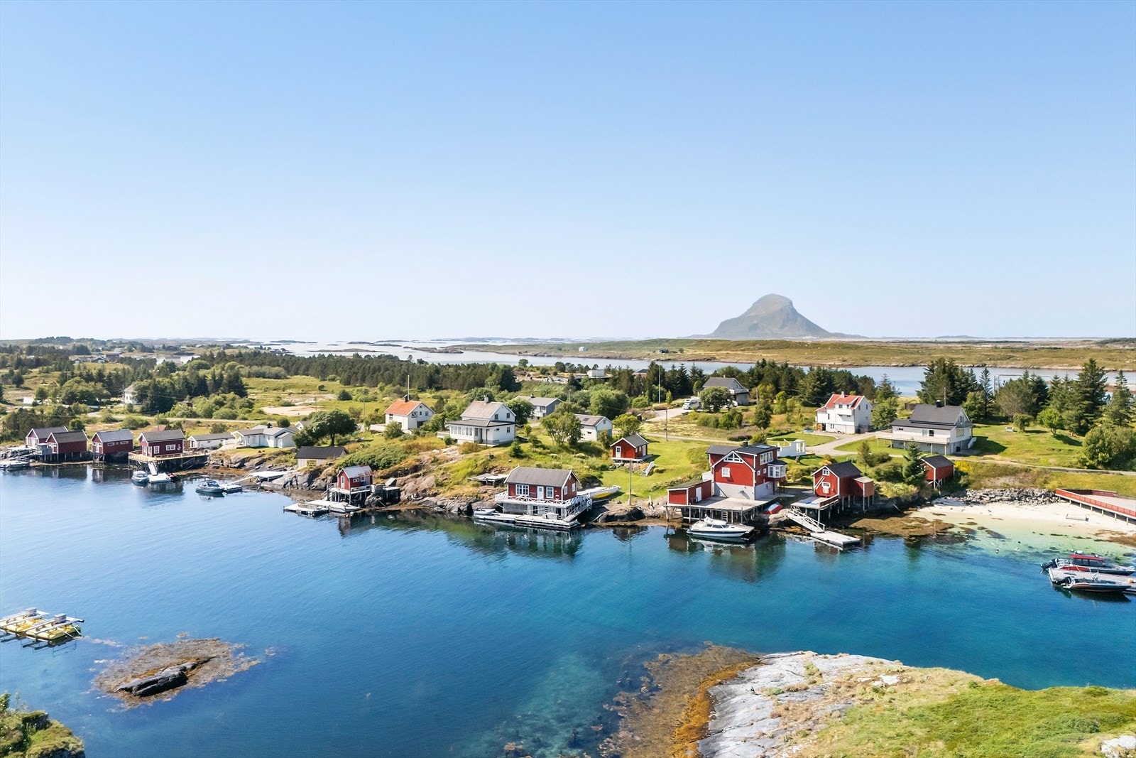 Nærmere sjøen enn dette kommer du ikke ! En drøm av en plass hvis du er interessert i sjø, fiske, fugleliv og båt/ kajakk. Galleribilde