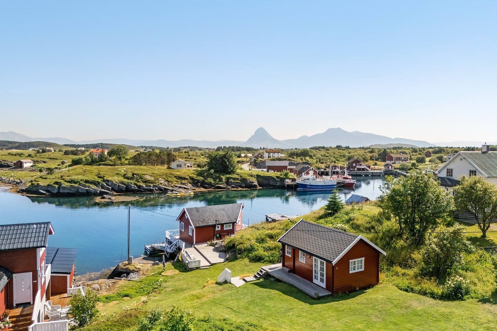 Fritidsbolig med terrasse/ kai, flytebrygge og romslig uthus. Galleribilde