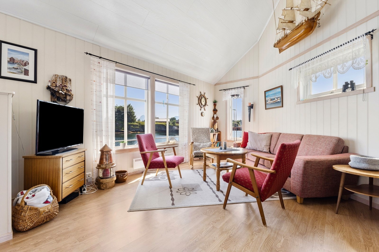 Stue. Fritidsboligen har ett soverom, hems over deler av bygget samt et romslig uthus som ved behov og større besøk har blitt benyttet av de besøkene. Galleribilde