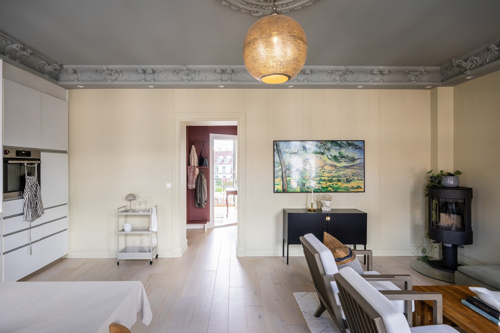 Stor stue med gode møbleringssoner og plass til stort spisebord. Galleribilde
