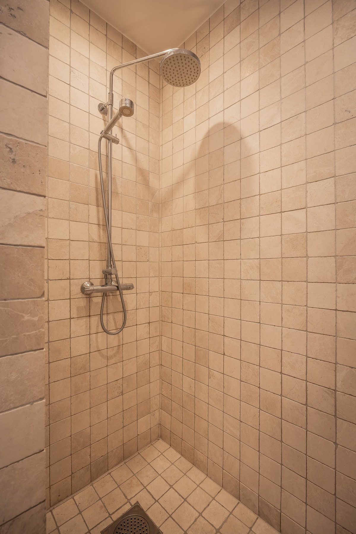 Badet er innredet med dusjhjørne og lekkert regnfallsdusj, vegghengt toalett, underskap med servant og opplegg for vaskemaskin. Galleribilde