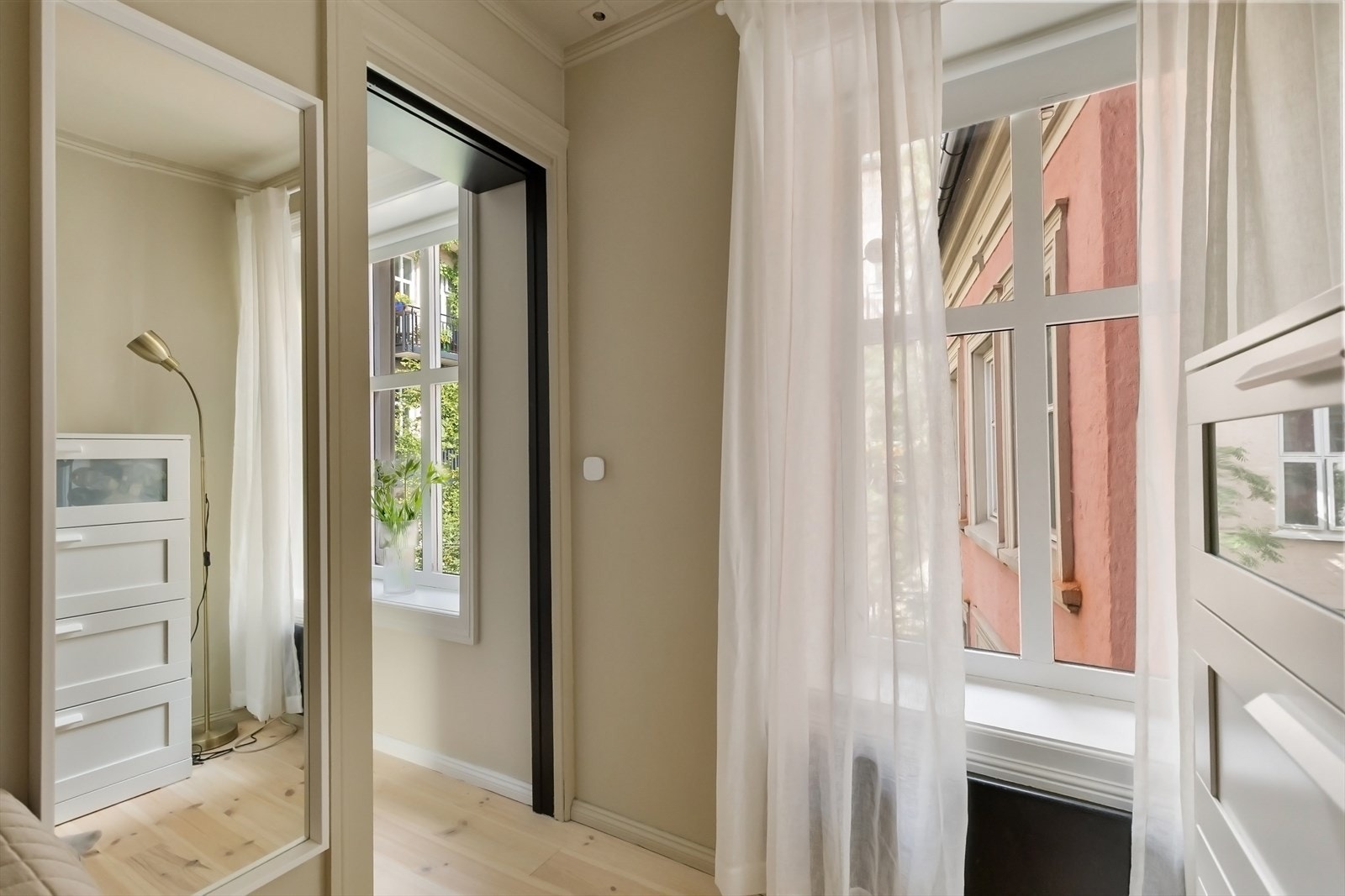 Her er det plass til seng, skrivepult og skap. Galleribilde