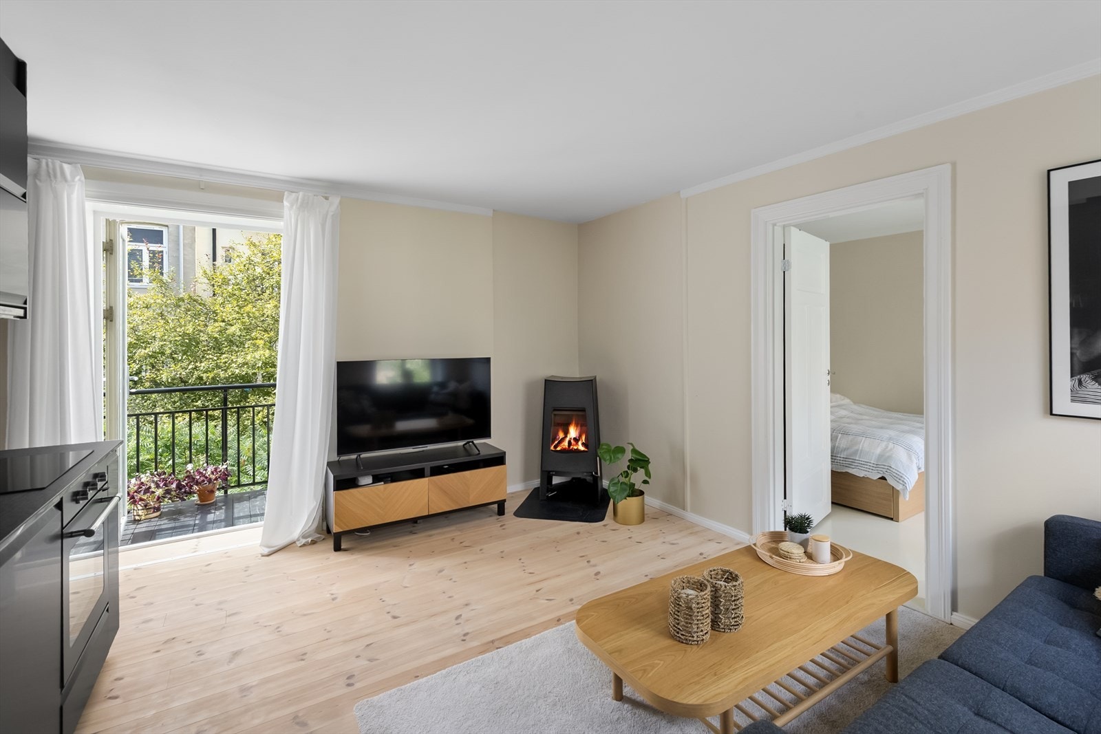 Rommet har tidsriktige og lune fargevalg som passer godt med det pene gulvet. Galleribilde