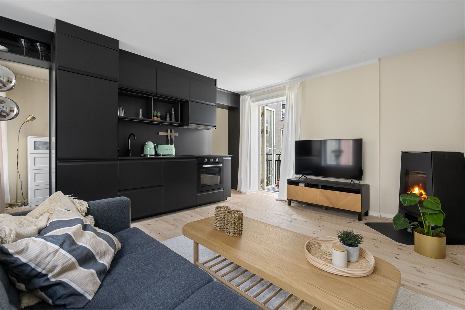 I stuen er det god plass til sofa, sofabord og tv-møblement. Galleribilde