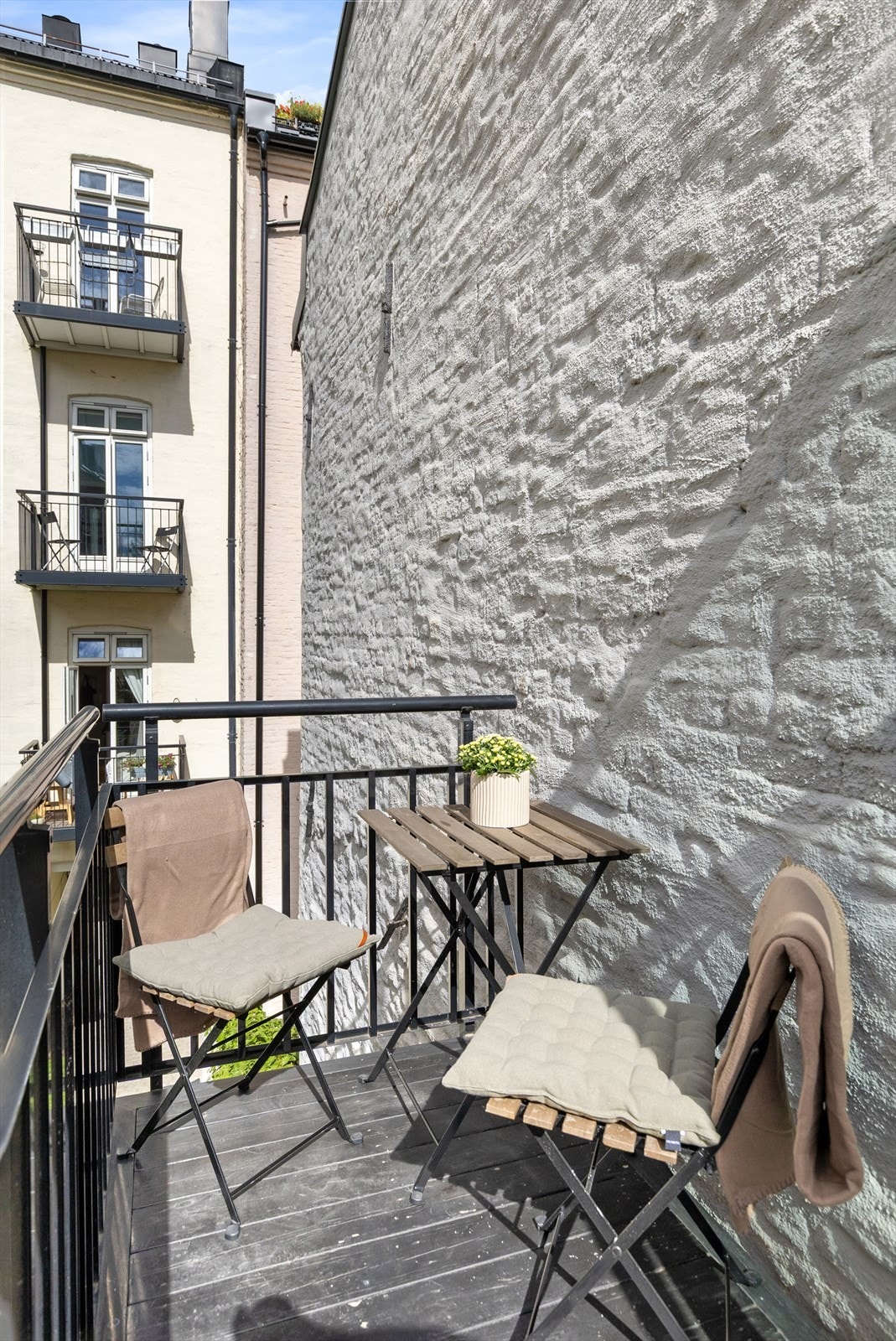 Fra stuen er det utgang til en vestvendt balkong på ca. 4 kvm. Galleribilde