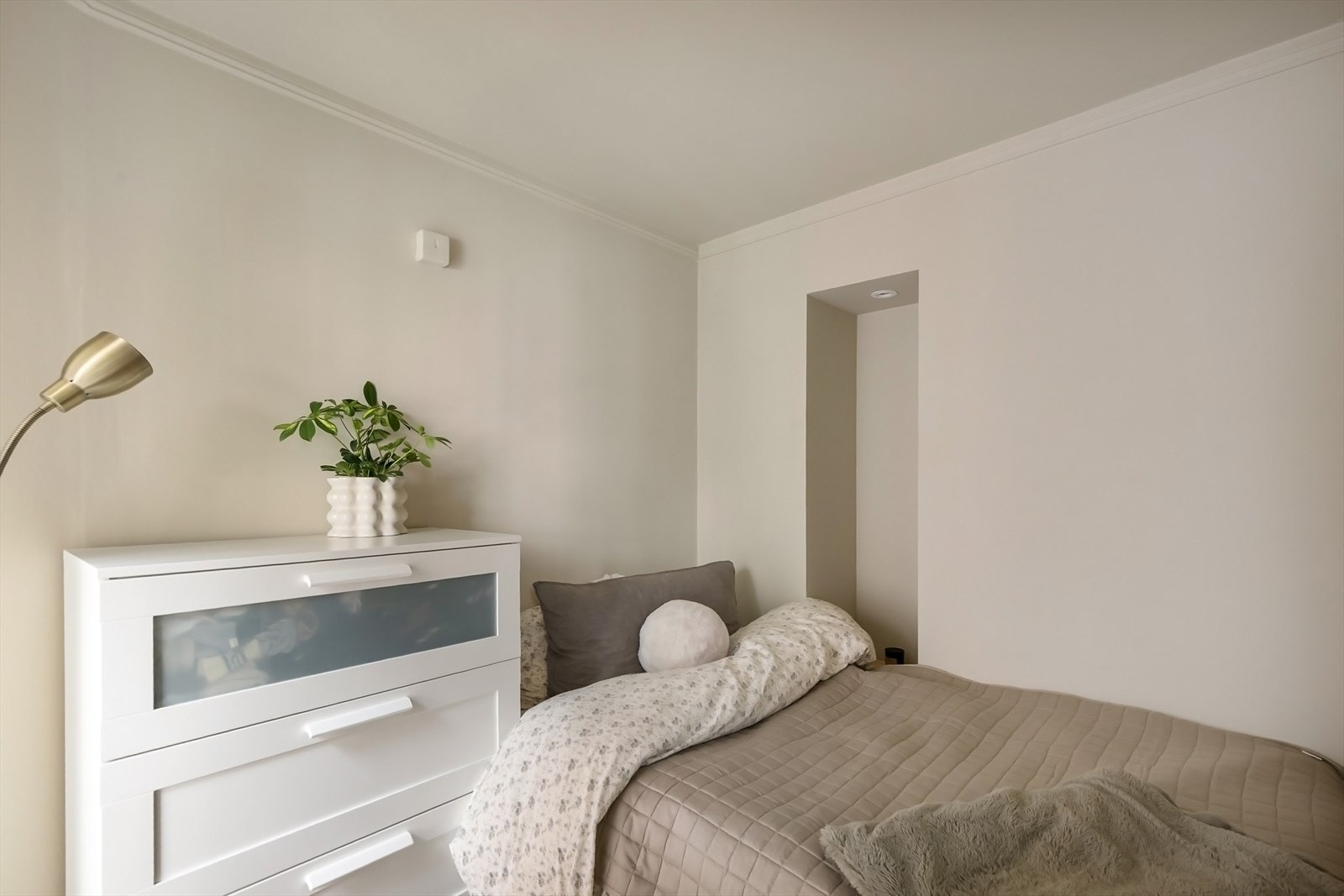 Soverom 2 passer ypperlig som barnerom, gjesterom eller kontor. Galleribilde